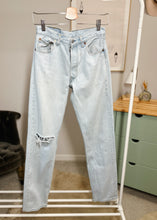 Load image into Gallery viewer, #483 sz 26 Levi’s
